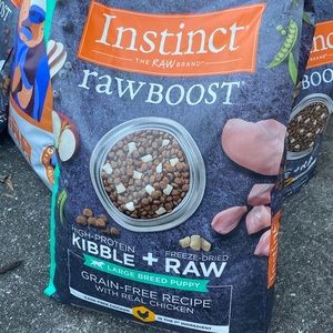 Instinct 20lbs dog food.